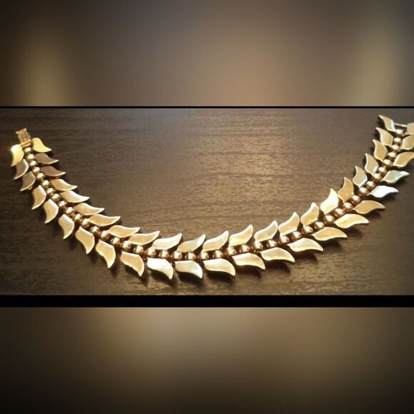 RARE VINTAGE SIGNED TRIFARI PAT PEND GOLD TONE 7 1/8" BRACELET EXCELLENT 1950 - Picture 2 of 8